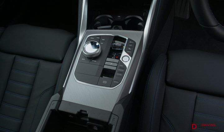 2025 BMW M240i xDrive-console iDrive
