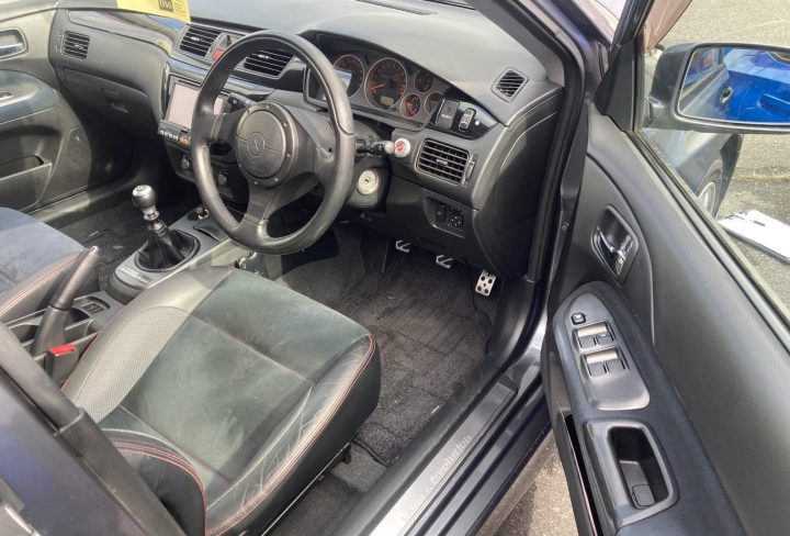 Mitsubishi Lancer Evolution 9 Wagon MR-interior