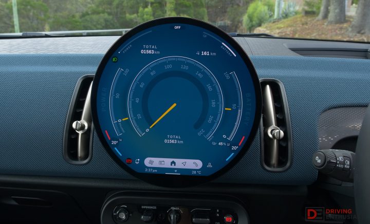 2026 MINI Countryman SE Favoured - instrument theme