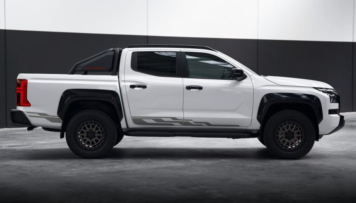 2026 Mitsubishi Triton Raider - side steps