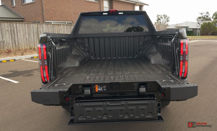2026 MG U9 Black Edition - tailgate step