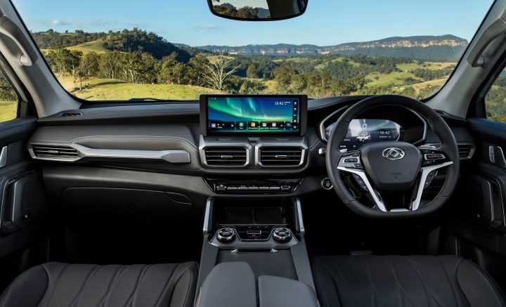 2027 LDV D90 - interior