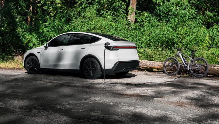 2027 Tesla Model Y - V2L charging